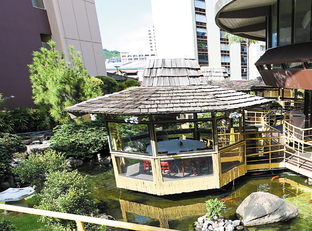 Pagoda Floating Restaurant 